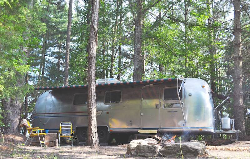 Feu de camp devant l'Airstream