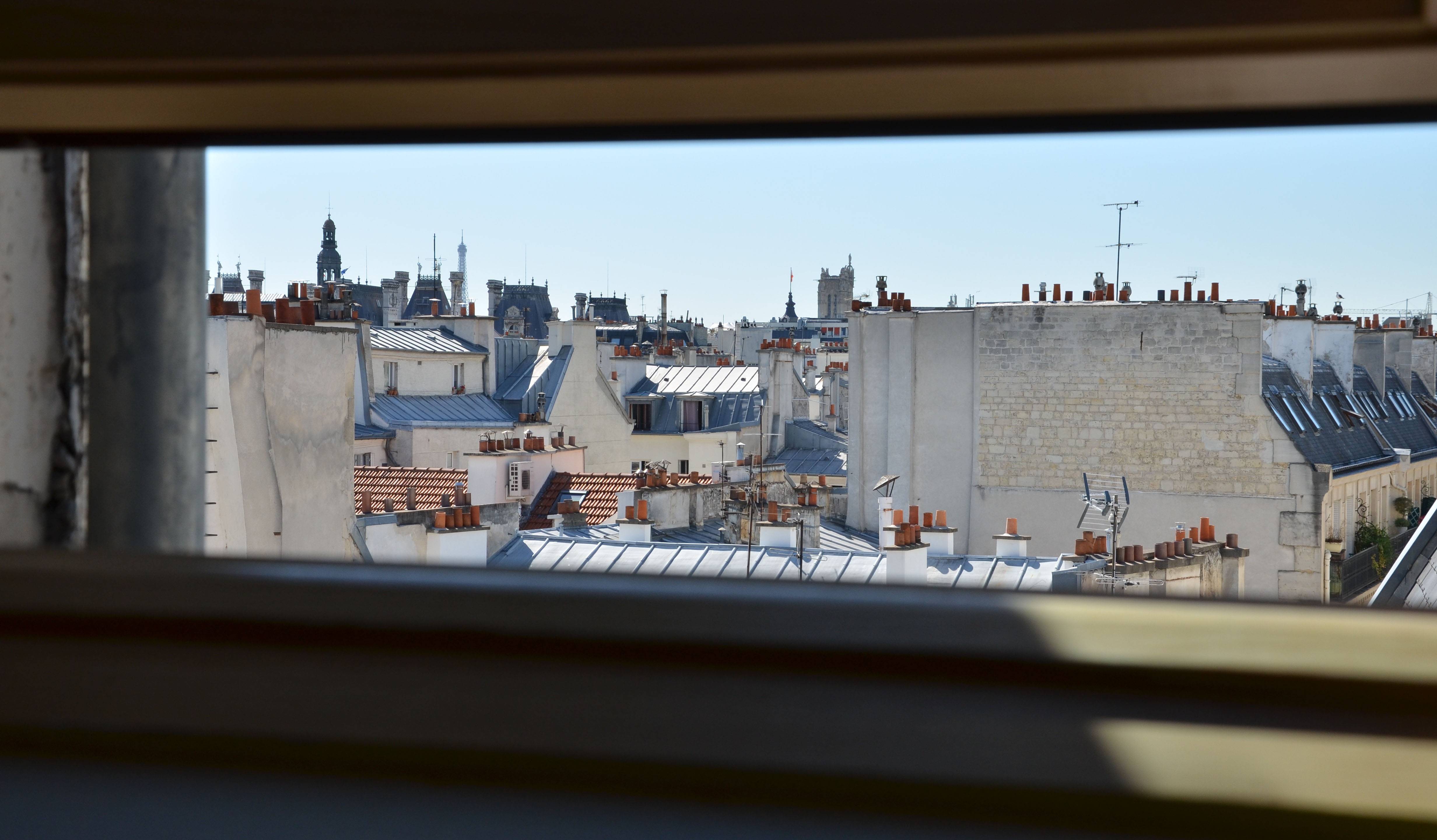 Paris, le 30 juin. Un Velux entrouvert dans la chaleur caniculaire.