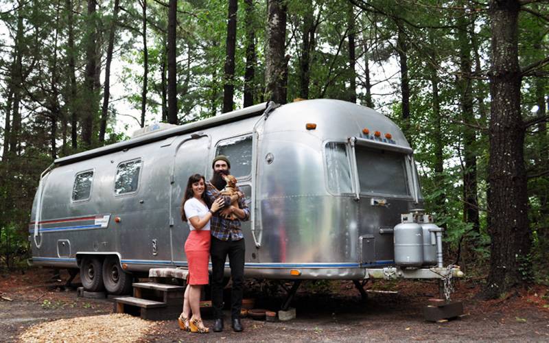 Melanie, George et Bambi (le chien), fiers devant leur Airstream.