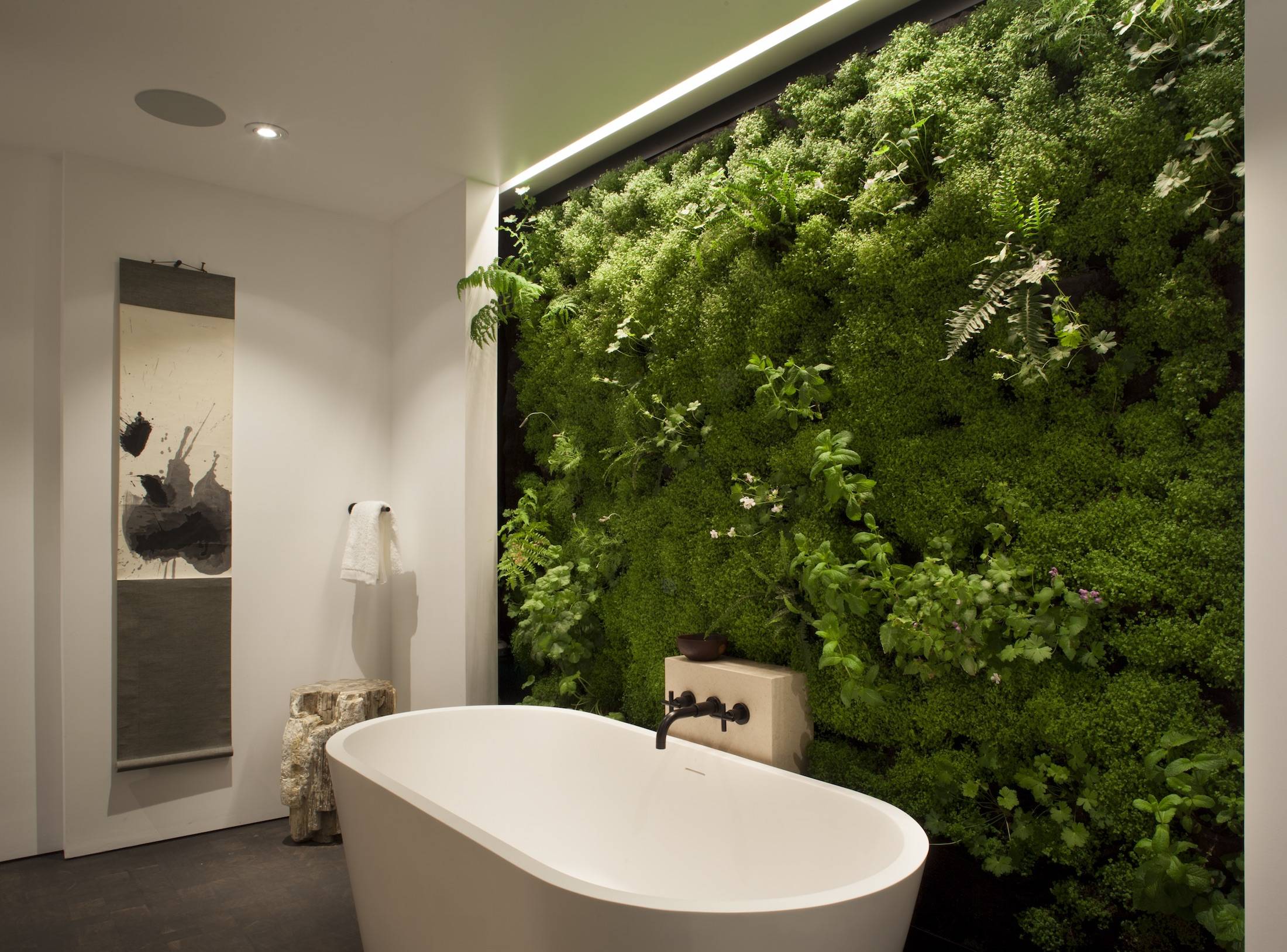 Apporter une touche de verdure dans la salle de bain avec un mur végétal.