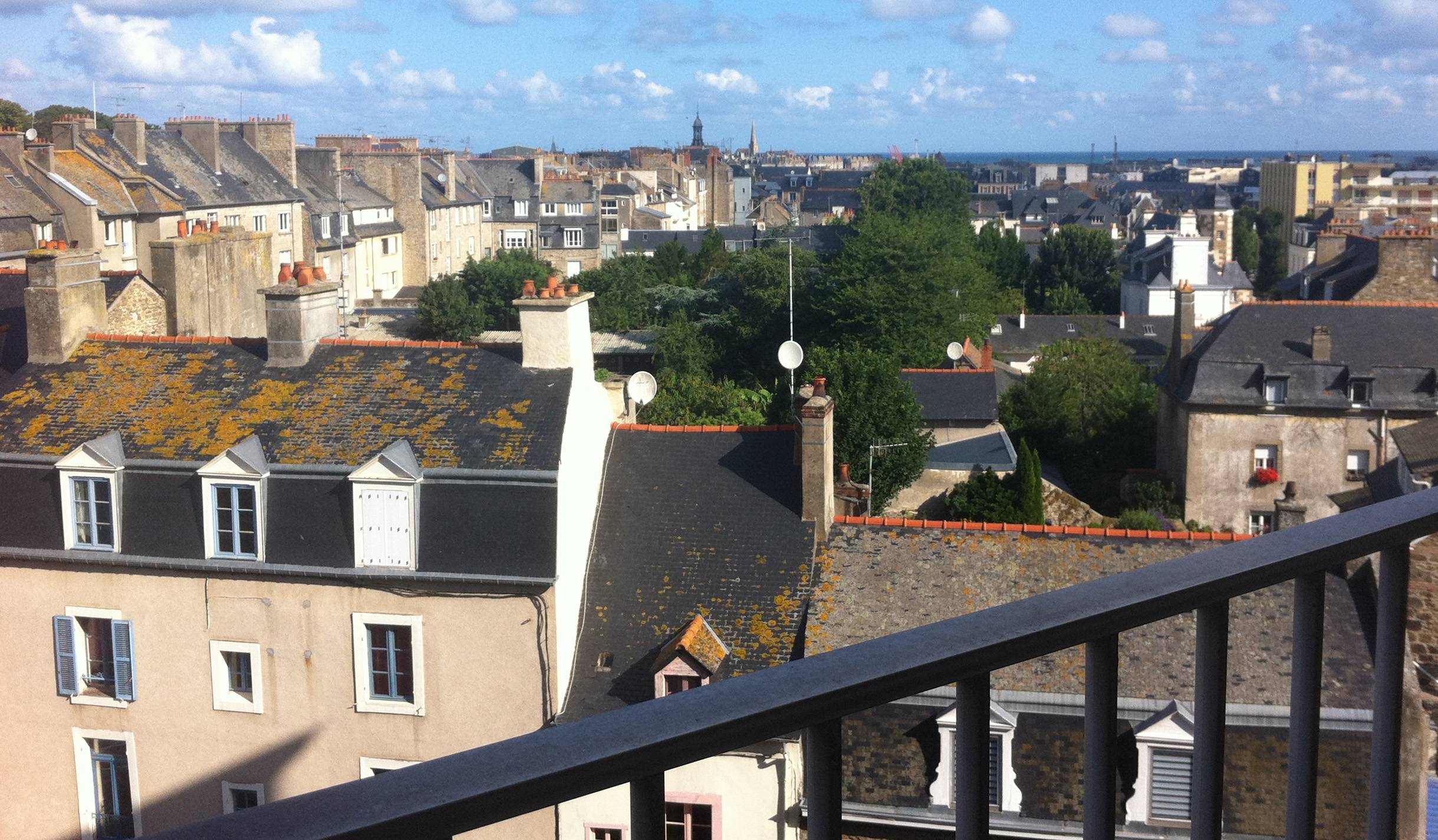 Saint-Malo (Ille-et-Vilaine), le 25 juillet. Derrière les toits, la mer. 