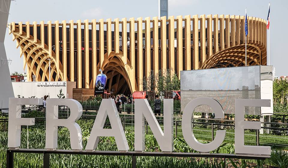 Le pavillon français, avec sa boulangerie. Ne manque plus que le béret. 