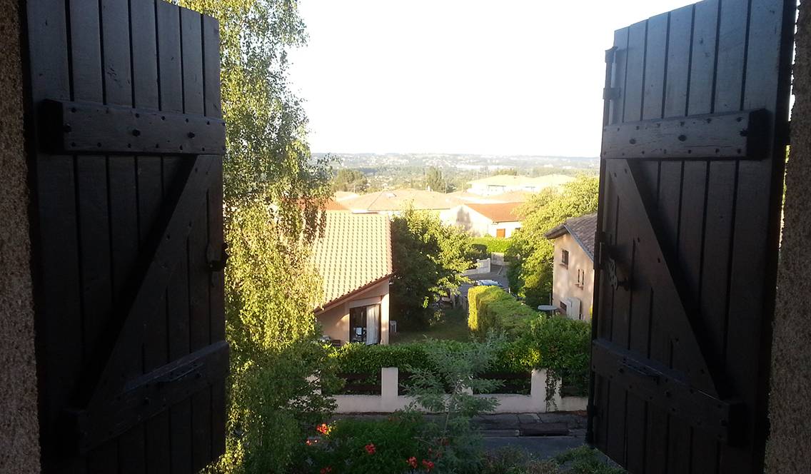 Toulouse (Haute-Garonne), le 30 juillet. Volets juste entrouverts, pour garder la fraîcheur dans la maison.