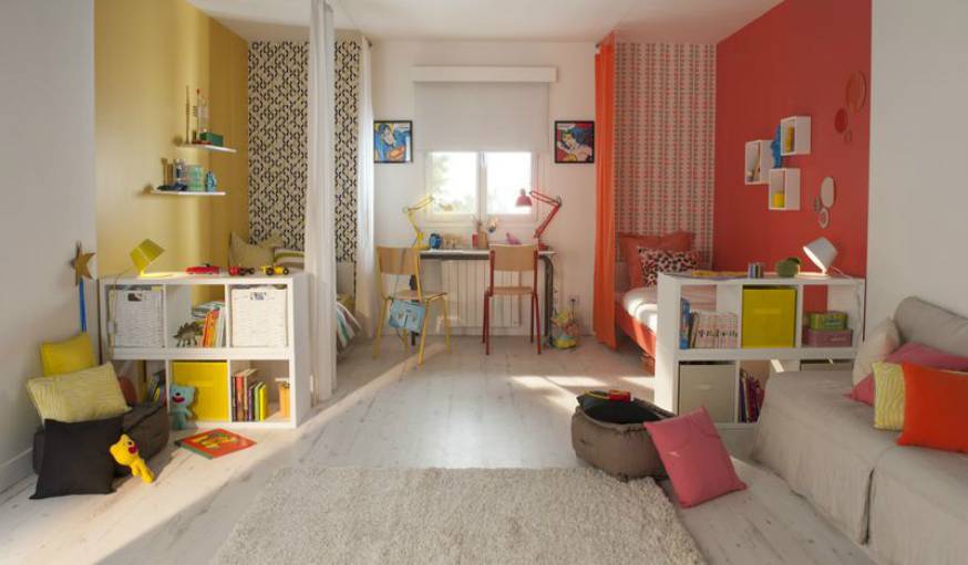 Une chambre, deux espaces séparés par des voilages.