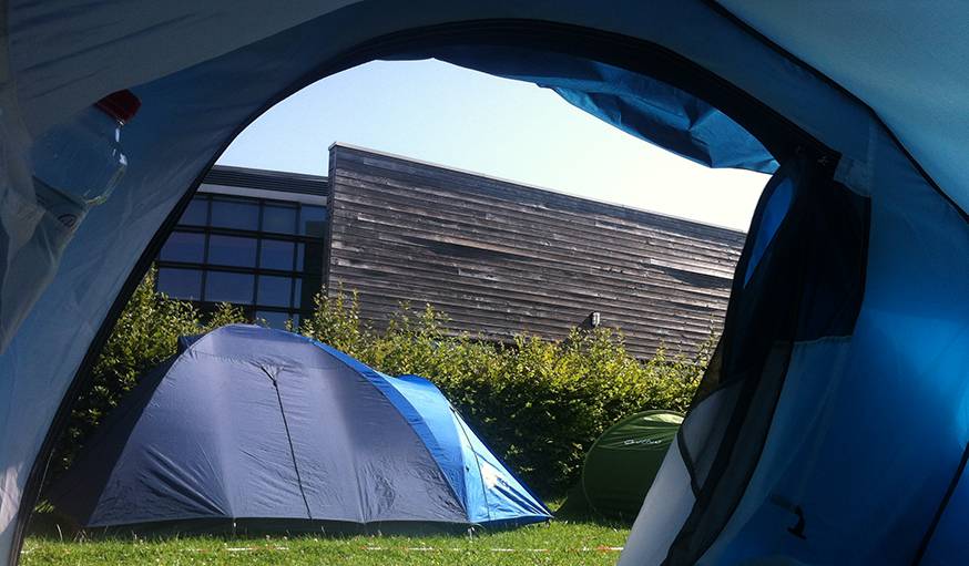 Camping à Aulnoye Aymerie (Nord), à l'occasion du festival Les Nuits secrètes, le 1er août.