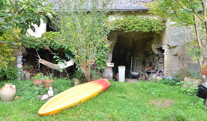 Le jardin. À droite, l'entrée du dédale de caves. 