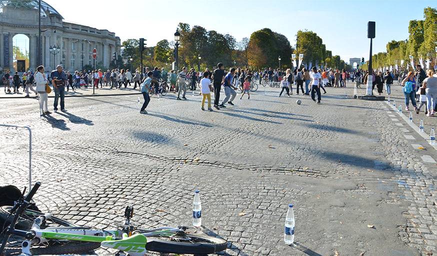 Une partie des Champs-Élysées transformée en terrain de football, lors de la journée sans voiture dimanche 27 septembre.