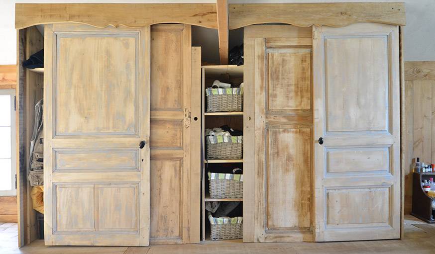 Placards de la chambre réalisés avec des portes récupérées dans les caves.