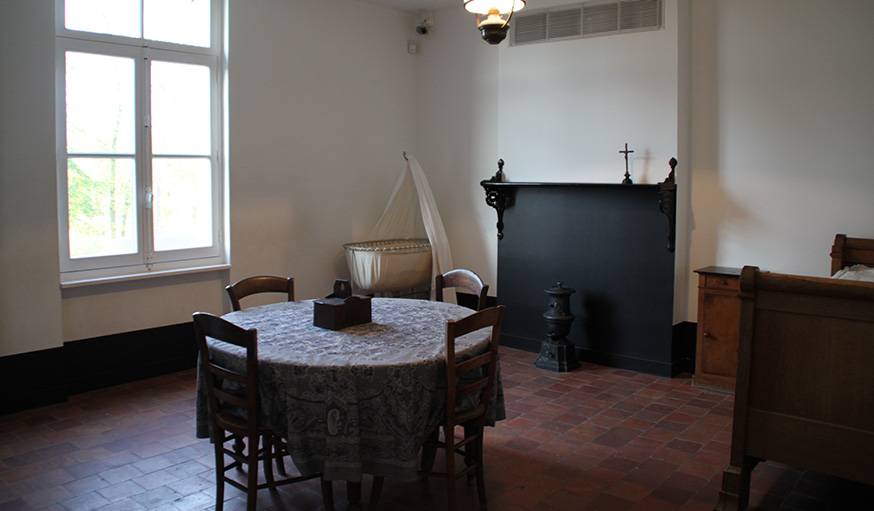 Appartement témoin meublé comme au 19e siècle. 
