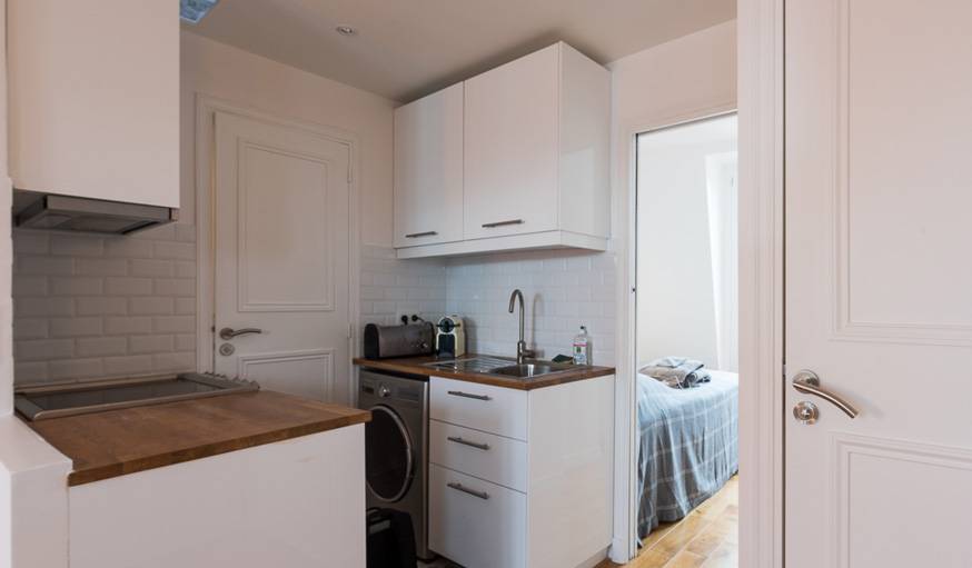 Après travaux, la cuisine tient dans l'entrée. La porte du fond donne sur la nouvelle salle de bain.