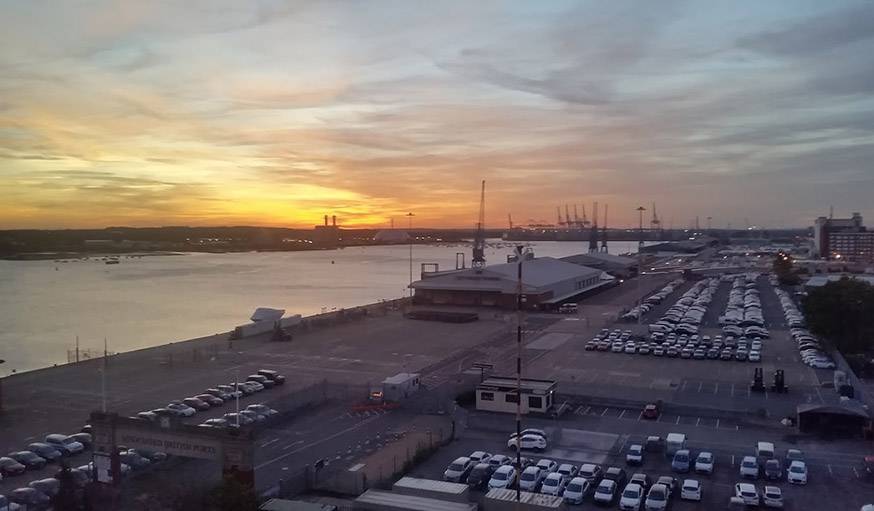 Coucher de soleil le 29 septembre à Southampton (Grande-Bretagne).