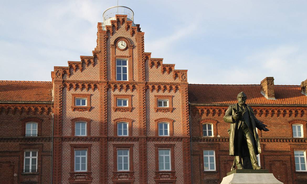 La statue de Jean-Baptise Godin, architecte du Familistère et entrepreneur.