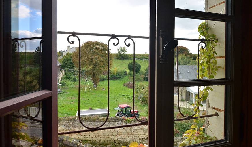 Vue depuis la maison semi-troglodyte de Patrick et Renée à Parnay (Maine-et-Loire), le 9 octobre.