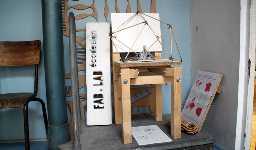La chaise créée par le Fab Lab associant chutes de matériaux et pièces en plastique biosourcé imprimées en 3D.                  