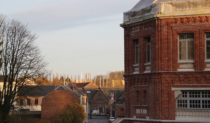 Vue sur les cheminées de l'usine, depuis une fenêtre du Familistère.