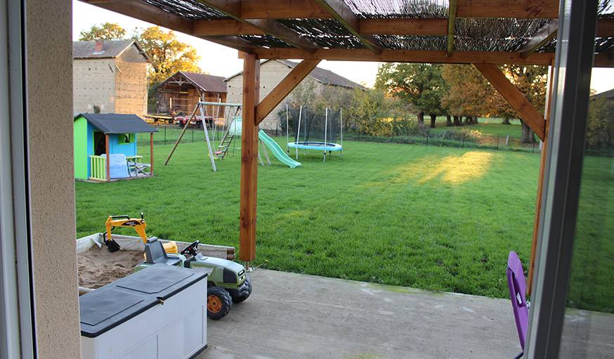 Vue sur le jardin depuis le salon, Vinzelles (Saône-et-Loire), le 30 octobre.