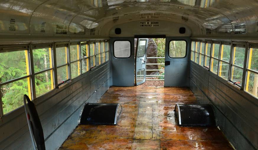 Le bus vide, débarrassé des sièges des passagers.