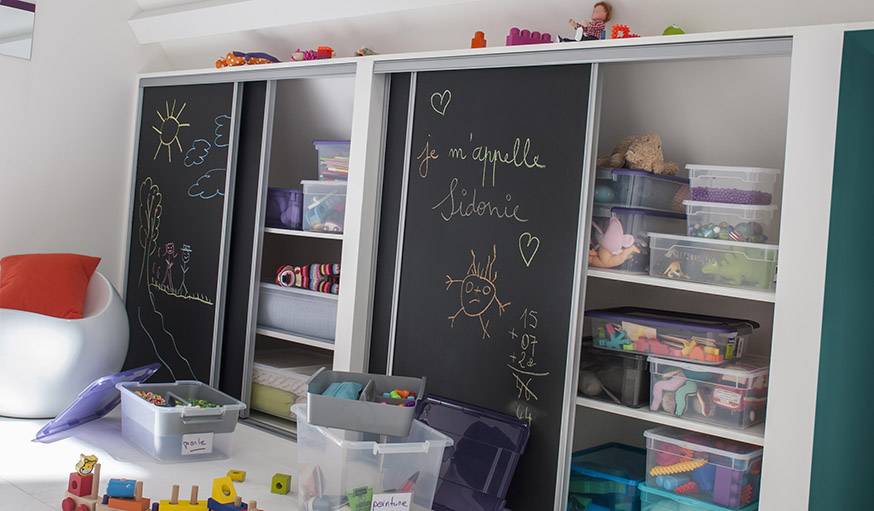 Une bonne idée : personnaliser les portes des placards avec de la peinture ardoise. 