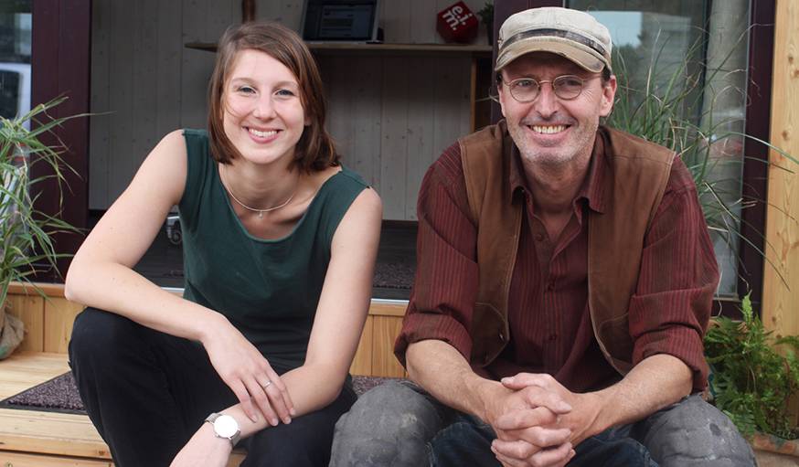 Theresa et Christian, créateurs de cette tiny house naturelle.