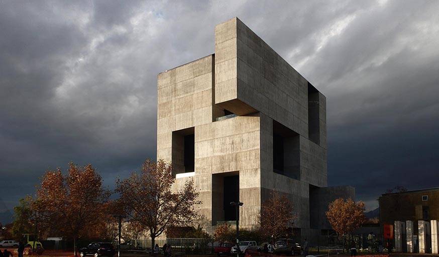 Le centre d'innovation Anacleto Angelini de l'Université catholique du Chili, à Santiago du Chili. Réalisé par Alejandro Aravena et achevé en 2014.