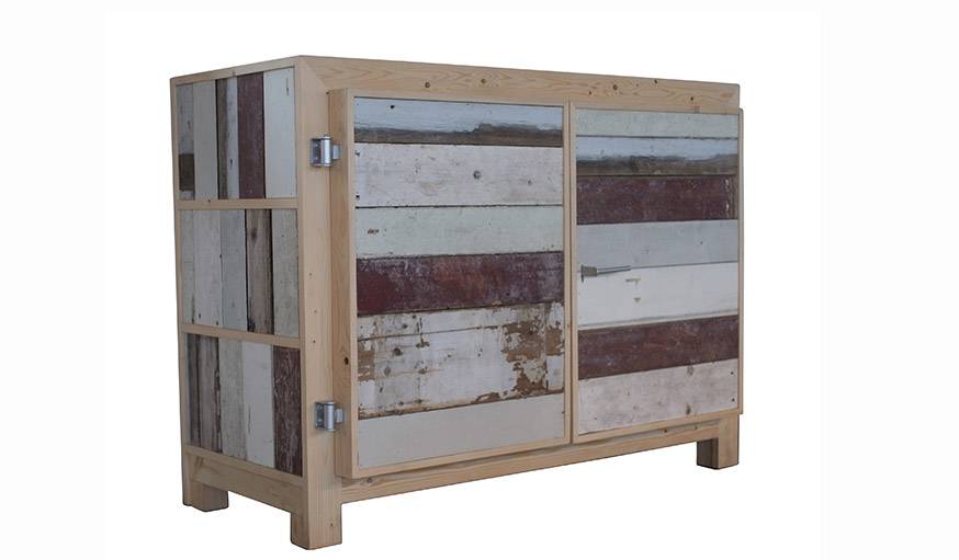 Dressoir réalisé avec la technique du scrapwood.