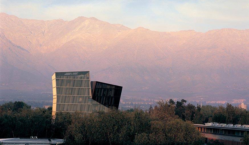 Tours siamoises de l'Université catholique du Chili à Santiago. Réalisées par Alejandro Aravena et livrées en 2005. 
