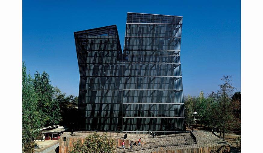 Tours siamoises de l'Université catholique du Chili à Santiago. Réalisées par Alejandro Aravena et livrées en 2005. 