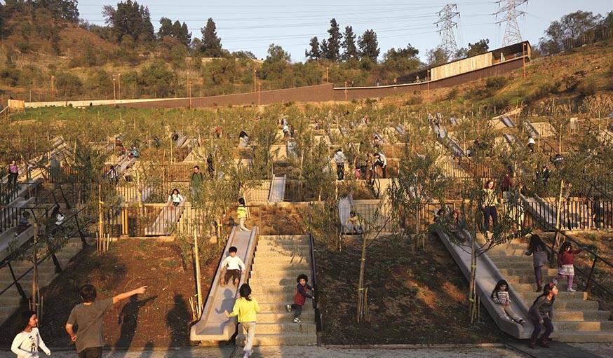 Terrain pour enfant du Bicentennial Park à Santiago (Chili). Réalisé par Alejandro Aravena et livré en 2012.