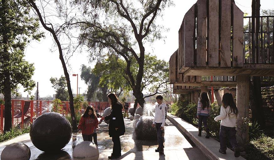 Terrain pour enfant du Bicentennial Park à Santiago (Chili). Réalisé par Alejandro Aravena et livré en 2012.