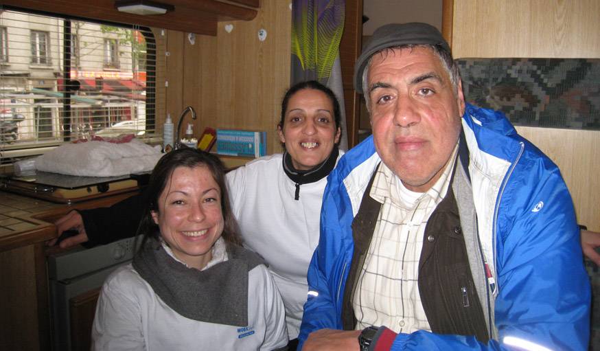 Ranzika Faïd, une bénévole, et Jo, le premier SDF à avoir inauguré Mobil'douche.