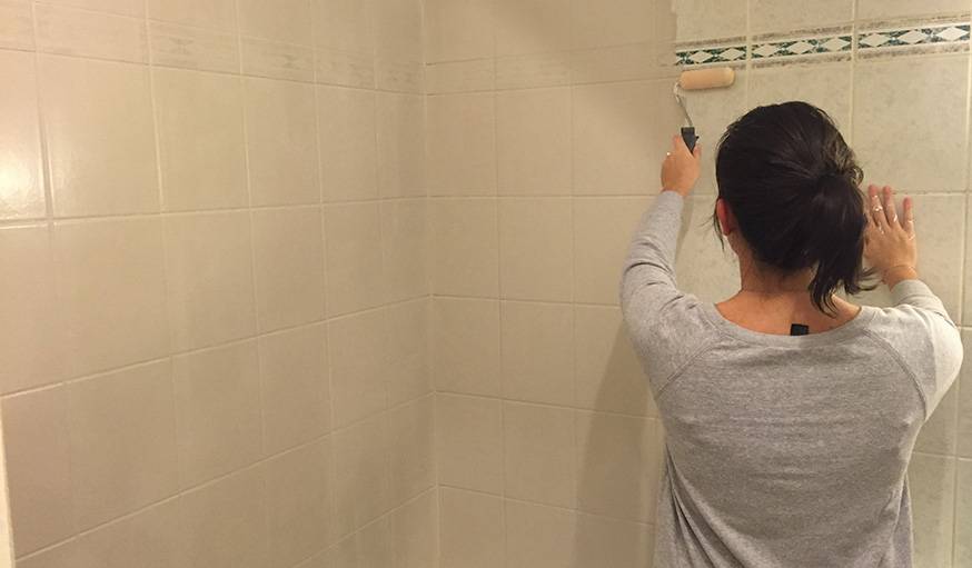 Peinture de salle de bain : comment relooker le carrelage mural