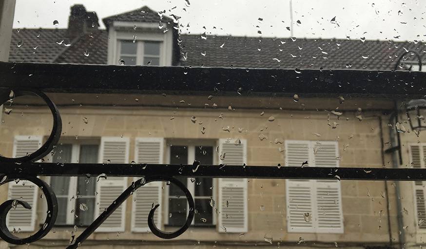 Les gouttes de pluie carressent les vitres en ce matin d'hiver. Compiègne (Picardie)