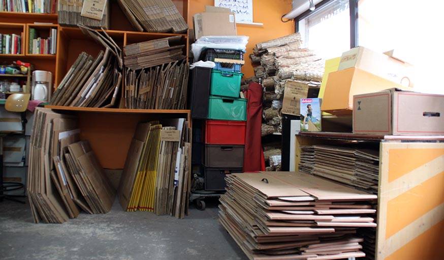 La boutique atelier croule sous les cartons de déménagement.