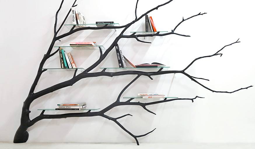 Cette étagère a été créée par l'artiste à partir d'une vraie branche.