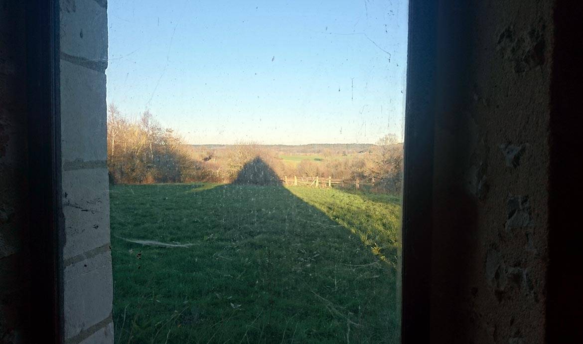 La ferme étend son ombre en fin d'après midi à Rémalard (Orne).