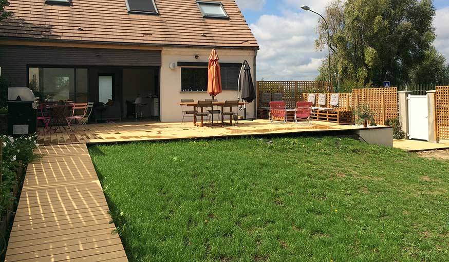 La nouvelle terrasse, avec une vue dégagée, et un chemin pour aller au fond du jardin. 