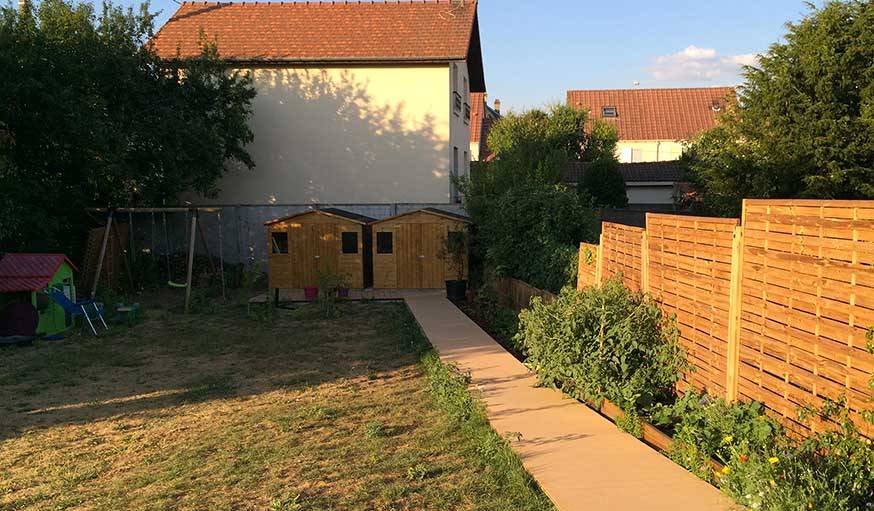 Le jardin aujourd'hui, avec deux abris pour stocker bois et outils. 