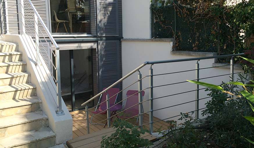 Après travaux : le sol a été creusé pour que la chambre parentale dispose d'un patio. 