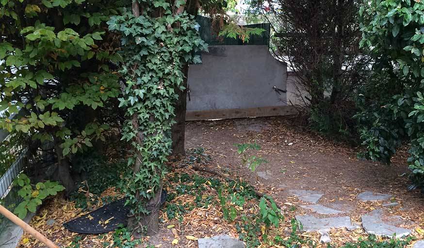 La terrasse avant les travaux, sans confort particulier. 