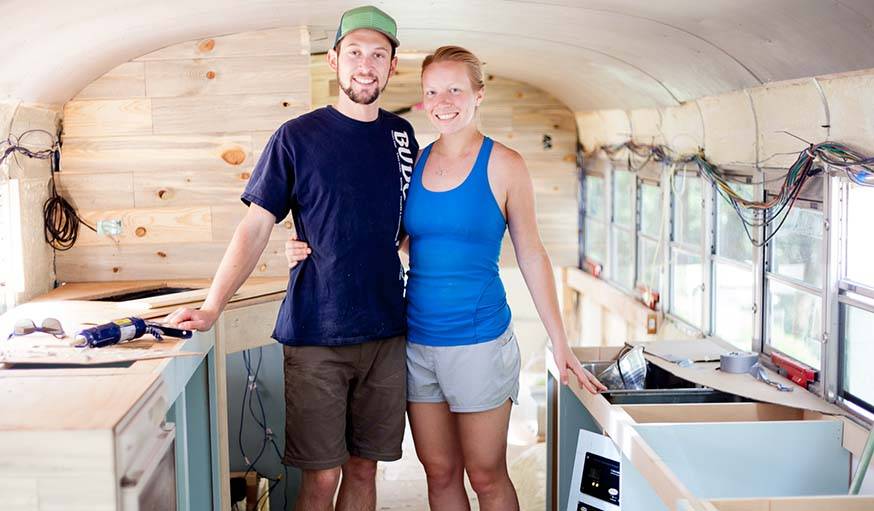 Alyssa et Will dans leur bus, au moment de l'installation des meubles sur-mesure.