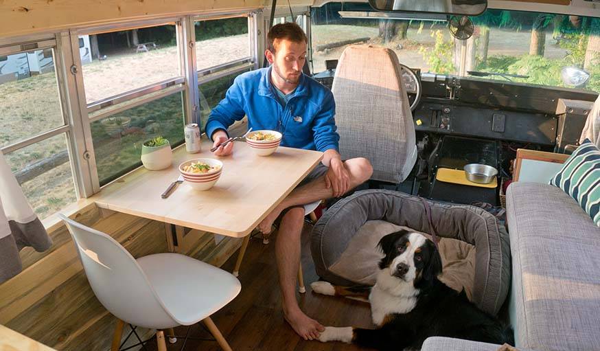 La table à manger peut se rabattre.