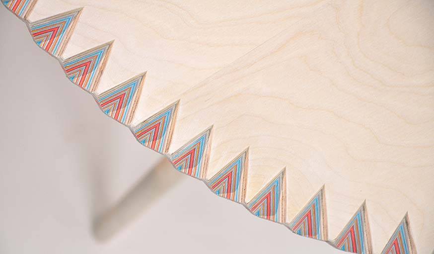 Les découpes sur la tranche de la table permettent d'admirer les feuilles de papier superposées. 