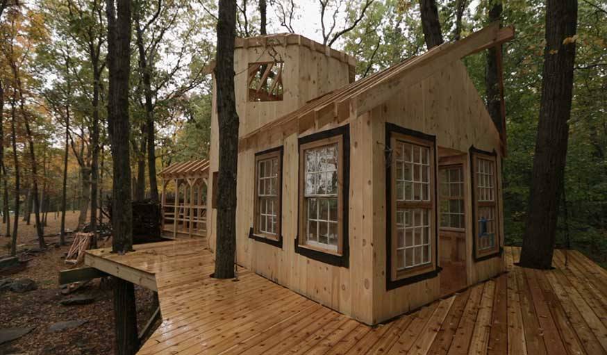 Cabane en construction située dans le Connecticut (Etats-Unis) de Roderick Romero.