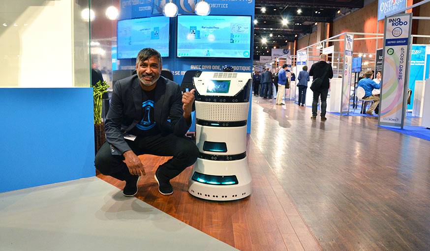 Diya One, le robot purificateur d'air, et son inventeur, Ramesh Caussy, au salon Innorobo 2016.