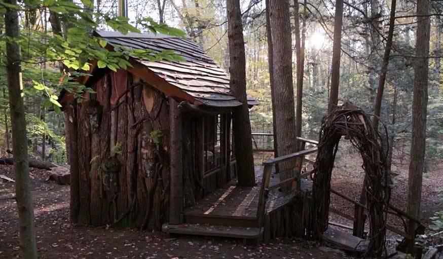 Cabane en chêne et tsuga, réalisée par Roderick Romero aux Etats-Unis.