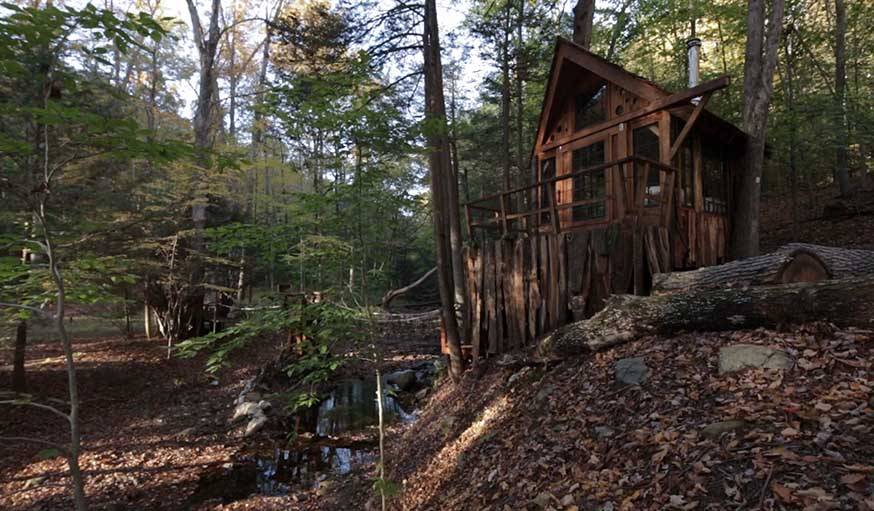 Cabane en chêne et tsuga, réalisée par Roderick Romero aux Etats-Unis.