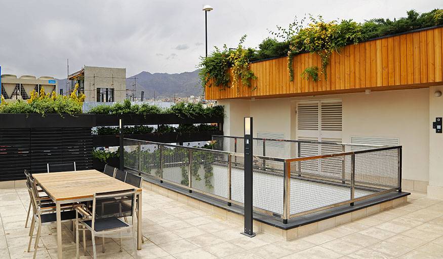 Une terrasse verdoyante surplombe toute la ville de Téhéran.