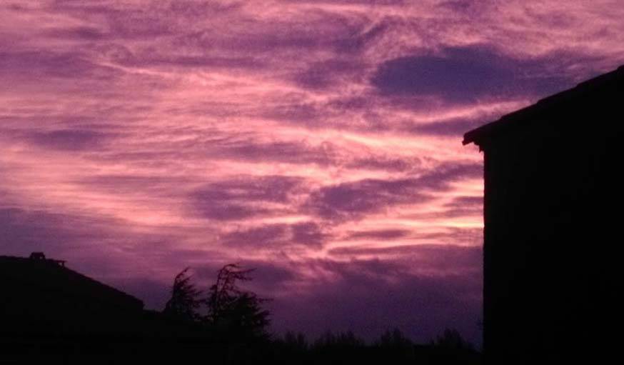 Un magnifique levé de soleil, pris depuis une terrasse a? Salses le Château (Pyrénées Orientales) le 12 avril a? 7h01. 