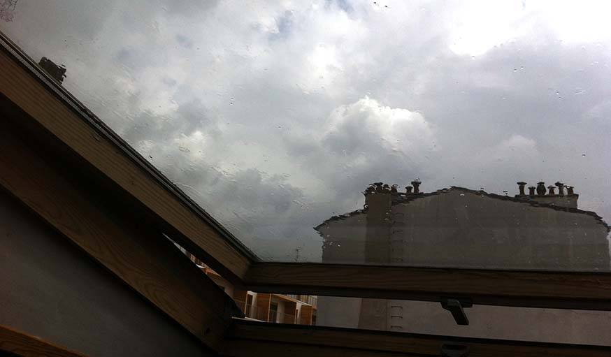 Entre soleil et pluie à Paris, le 17 avril.