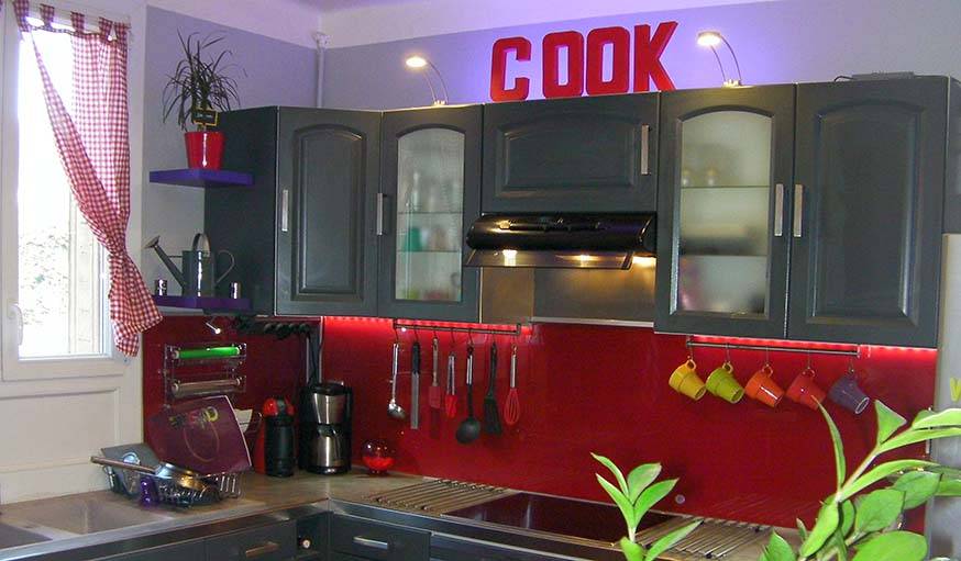 La cuisine terminée, avec une déco colorée.